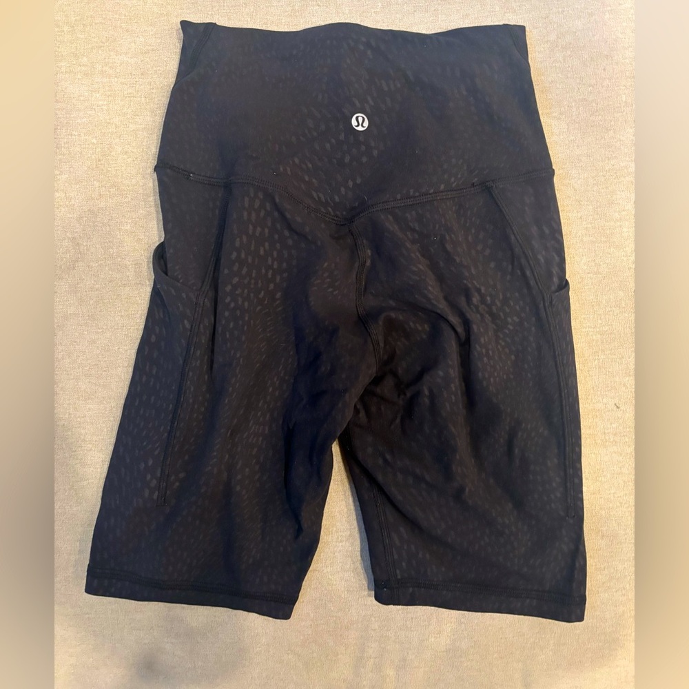 Lululemon 6inch biker short with pockets size 4. Spotted pattern